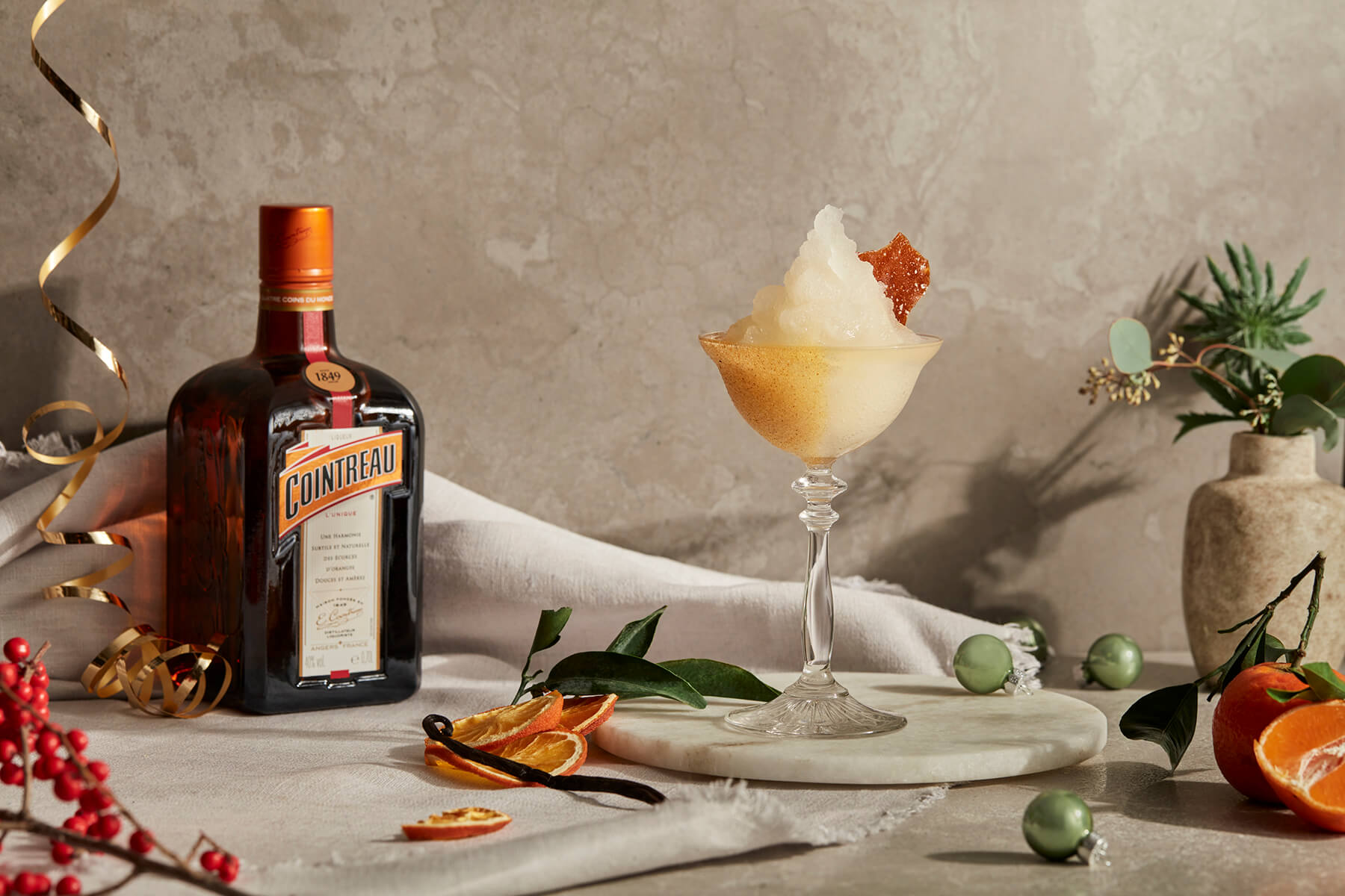 ett bord med flaska cointreau och ett glas med dessert drink